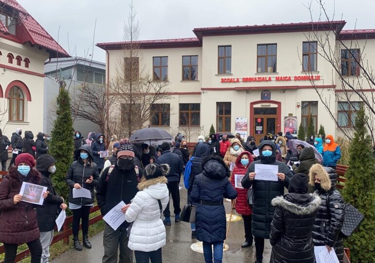 Părinţii protestează în ploaie faţă de schimbarea unui director de şcoală din Bucureşti - UPDATE