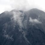 Vulcanul Semeru din Indonezia a început să erupă: Coloane de fum de până la 5.600 de metri înălțime (Video)