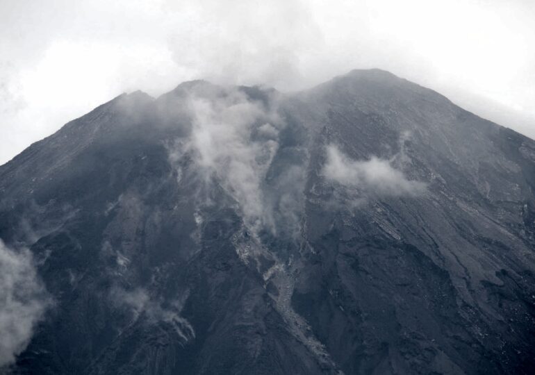 Vulcanul Semeru din Indonezia a început să erupă: Coloane de fum de până la 5.600 de metri înălțime (Video)