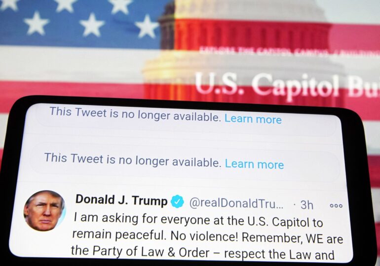 Donald Trump, blocat de Twitter și Facebook. O măsură care vine prea târziu, după ce minciunile au făcut victime