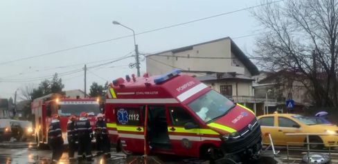 O ambulanță a lovit un refugiu de tramvai în București: Trei pompieri au fost răniți - șoferul cel mai grav