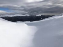 Un tren de călători a deraiat în Elveția, din cauza unei avalanșe UPDATE