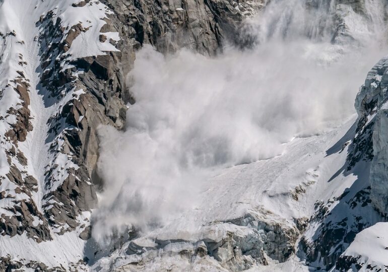 Trei cetățeni olandezi au fost surprinși de avalanșă în Munții Țarcu. Unul dintre ei a murit