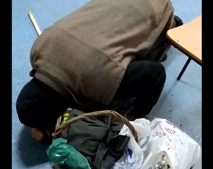 Un bătrân căzut în genunchi pe holurile unui spital din Corabia e ignorat de cadrele medicale. Reacția Ministrului Sănătăţii