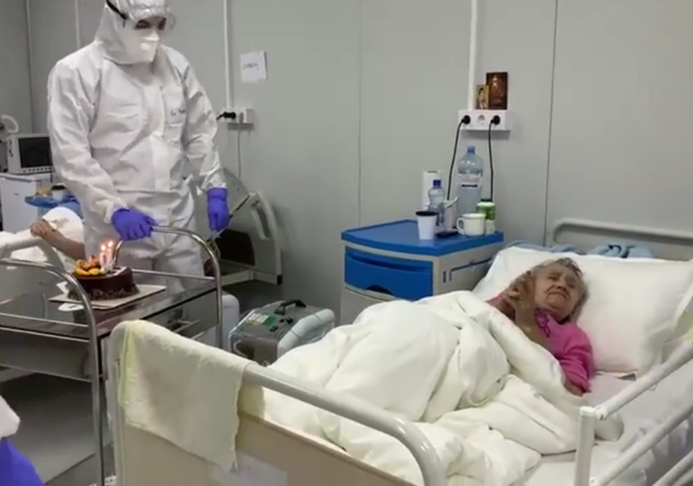 O pacientă internată cu Covid-19 a fost sărbătorită cu tort de medici când a împlinit 94 de ani (Video)
