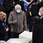 Bernie Sanders, în vizorul internauţilor după ce a purtat mănuşi de lână tricotate la ceremonia lui Biden (Foto)