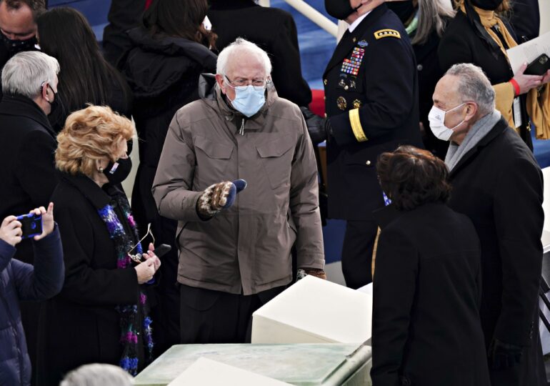 Bernie Sanders, în vizorul internauţilor după ce a purtat mănuşi de lână tricotate la ceremonia lui Biden (Foto)