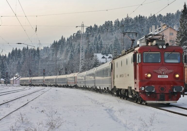 CFR anunță trenuri anulate și întârzieri în următoarele două zile, din cauza ninsorilor și viscolului