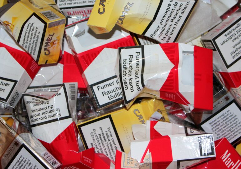 A fugit de poliție și a intrat cu mașina în stâlp: Peste 12.000 de pachete de ţigări de contrabandă au fost găsite la percheziție