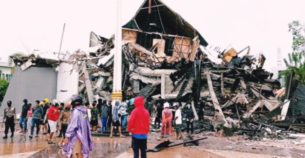 Cutremur în Sulawesi: Mai multe clădiri s-au prăbuşit şi  cel puţin 34 de oameni au murit (Foto)