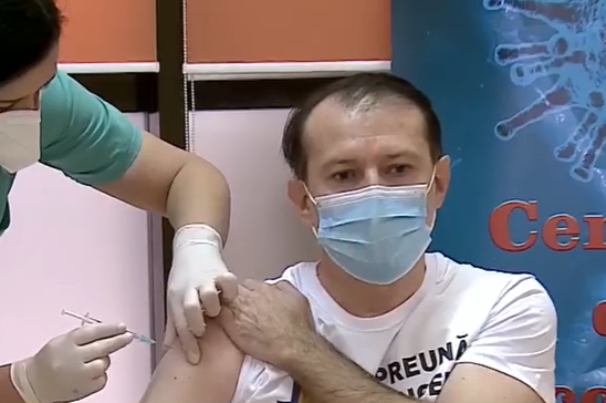 Premierul Cîțu s-a vaccinat anti-COVID, îmbrăcat cu un tricou pe care scria ”împreună învingem pandemia”: Foarte-foarte ușor, nici n-am simțit (Video)