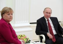 Putin şi Merkel au discutat despre o posibilă producţie comună de vaccinuri