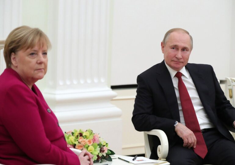 Putin şi Merkel au discutat despre o posibilă producţie comună de vaccinuri