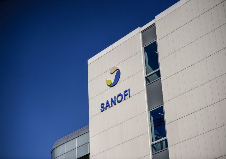 Sanofi va produce 100 de milioane de vaccinuri pentru Pfizer, deși sunt rivali