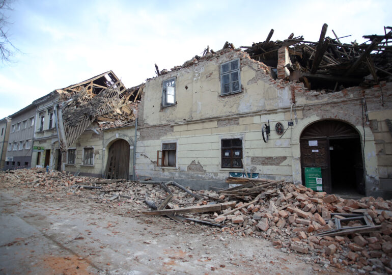 Mii de persoane dorm în maşini sau în adăposturi după cutremurul de săptămâna trecută din Croația