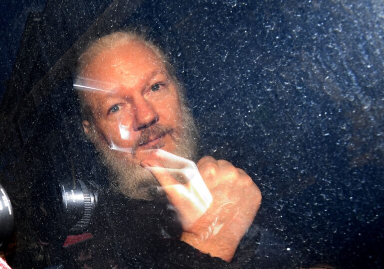 Londra confirmă extrădarea lui Assange în SUA. WikiLeaks denunță „o zi neagră pentru libertatea presei”