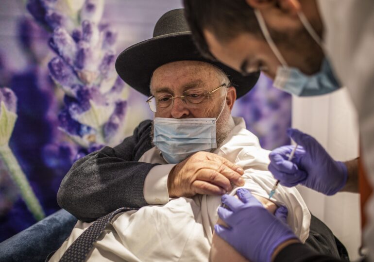 Israelul a plătit mai mult și oferă Pfizer acces la datele cetățenilor în schimbul milioanelor de doze de vaccin necesare