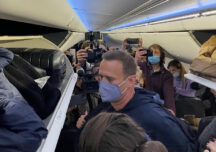Aleksei Navalnîi înconjurat de jurnaliști, în avionul cu care a revenit în Rusia