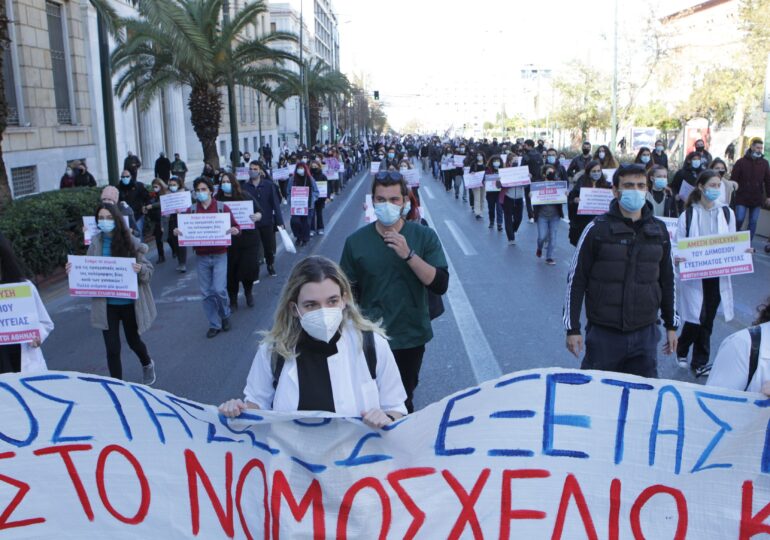 Noua lege pentru înăbușirea protestelor provoacă indignare în Grecia: Democraţie poliţienească