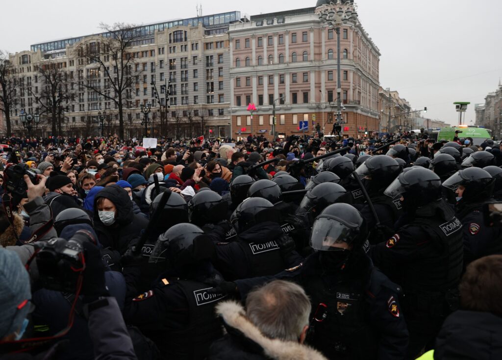 Police intervene in Navalny protest in Moscow