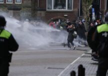 A treia noapte de violenţe în Olanda s-a lăsat cu 150 de arestări: Poliţia a tras focuri de avertizare şi a acţionat cu gaze lacrimogene şi tunuri cu apă