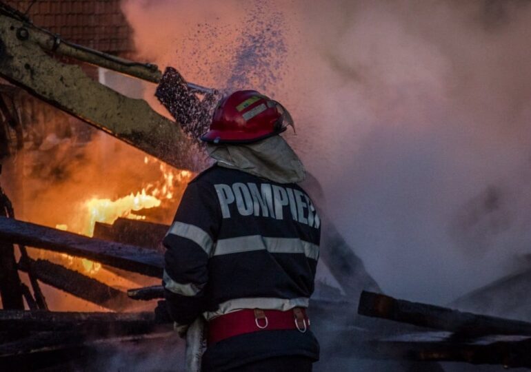 Incendiu devastator în comunitatea de rromi din  Miercurea Ciuc (Video). Sute de oameni au rămas pe drumuri, iar liderii UDMR fac apel la solidaritate