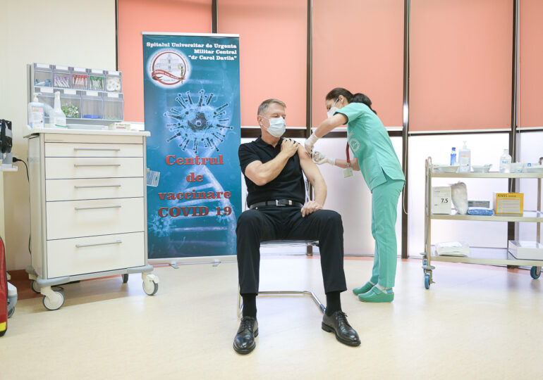 Momentul vaccinării lui Iohannis a devenit viral și subiect de glume pe Facebook