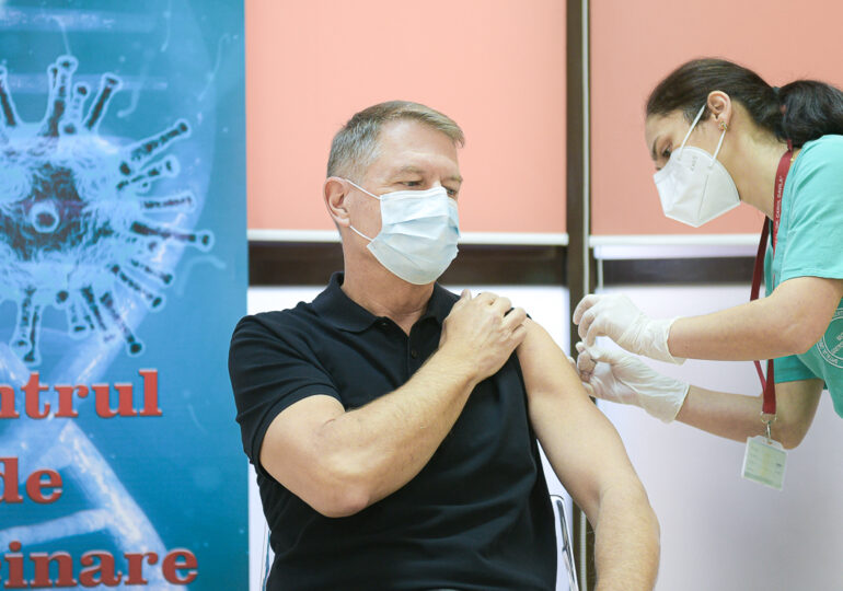 Preşedintele Iohannis s-a vaccinat împotriva coronavirusului: Nu doare! Acest vaccin e sigur şi eficient