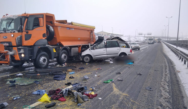 Accident grav pe A1, un autoturism a lovit un utilaj de deszăpezire: Trei persoane au murit