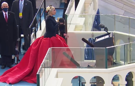 Lady Gaga, interpretare puternică a imnului SUA, la învestirea lui Biden (Video)