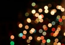 2,7 milioane de euro au dat primăriile mici pe luminițe de Crăciun. Contractele s-au dus prin încredințare directă la firme abia înființate
