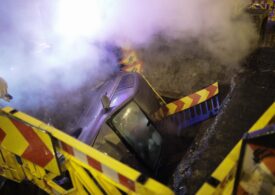 O mașină a plonjat cu totul într-o groapă uriașă prost semnalizată, în București (Galerie foto)