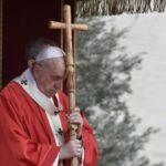 ”Dumnezeu ne iubește așa cum suntem”, i-a transmis papa Francisc unui tânăr transgender