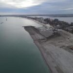 Plaja din Mamaia a fost lărgită, dar nisipul e plin de scoici