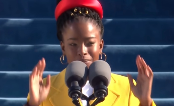 O tânără poetă afro-americană a făcut senzaţie la ceremonia de învestitură a lui Biden (Video)