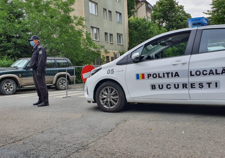 Polițistul local care se identifică femeie acuză că e hărțuit. Colegii susțin că umblă în fustă, desculț și îi atinge intim