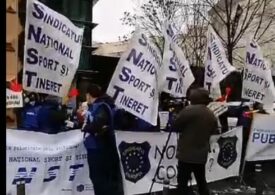 Protest al bugetarilor la Ministerul Muncii: În campanie ne dați, după vot ne înghețați! (Video)