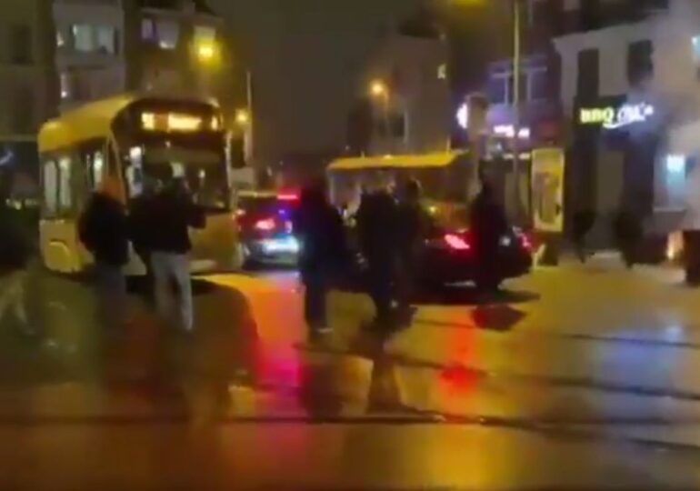 Proteste violente la Bruxelles după moartea unui tânăr de culoare. Mașina regelui Belgiei a fost lovită cu pietre (Video)