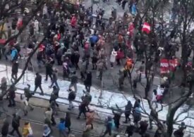 Mii de oameni, mulți fără mască, au protestat la Viena faţă de restricţiile decise de guvern (Video)