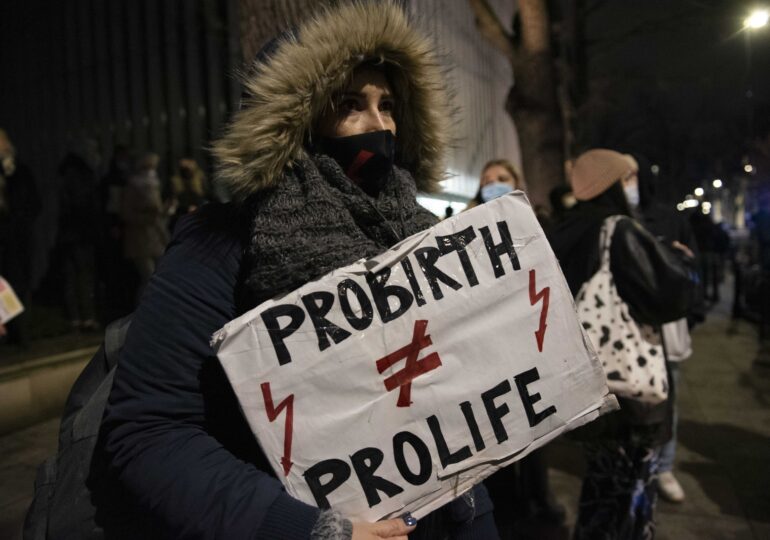 Polonezii au ieşit în stradă pentru a treia noapte la rând: Aveţi sânge pe mâini! (Video)