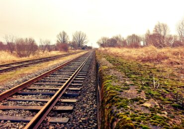 Trnttivă de sabotaj la Petroșani: O placă de beton și un macaz desfăcut, pe linia unui tren de marfă