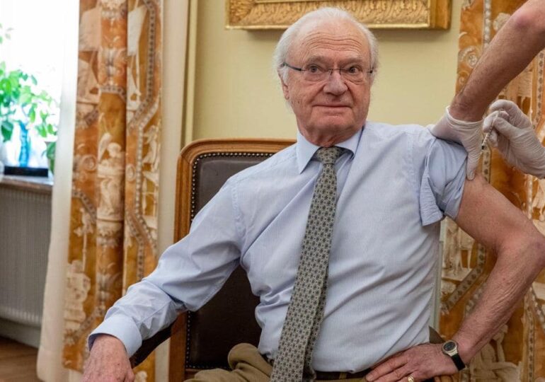 Ambasada Suediei a postat o poză cu regele Carl Gustaf vaccinându-se antiCOVID. Internauții comentează: <i>Close, but not Klaus enough</i>