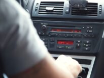 Un șofer de autobuz a fost concediat după 17 ani pentru că lăsa copiii în fața caselor lor, în Franța. Ce a decis instanța