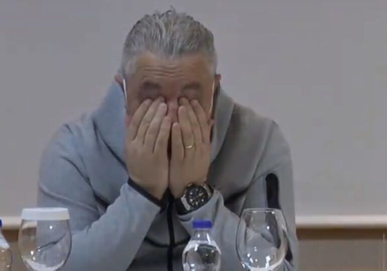 Șumudică a izbucnit în lacrimi în timpul unei conferințe de presă