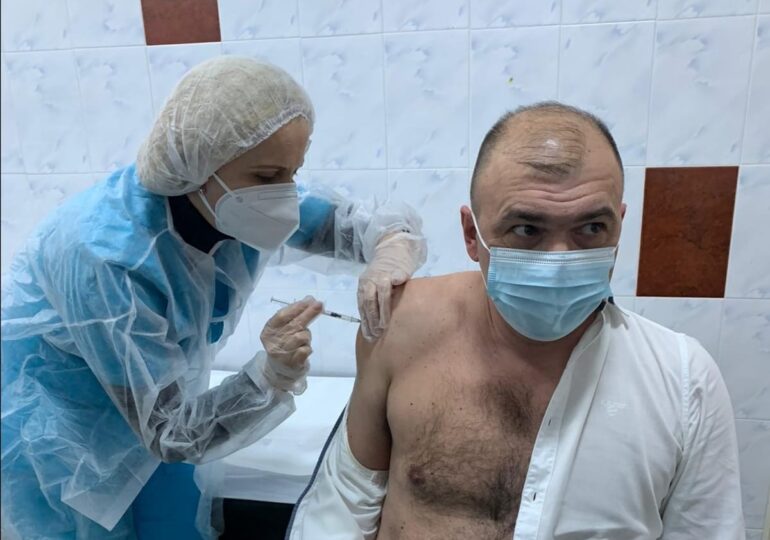 Primarul din Caransebeş s-a vaccinat împotriva COVID-19, deși nu se incadrează în această etapă