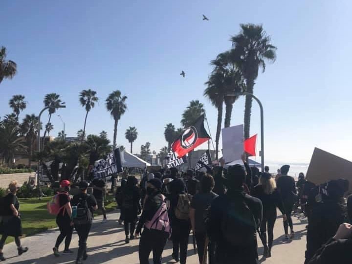 Violenţe la San Diego: Susţinătorii lui Trump s-au luat la bătaie cu protestatarii Antifa. Au fost agresaţi şi poliţişti (Video)
