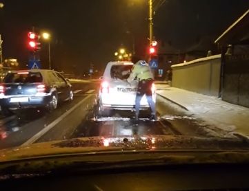 Viralul zilei: Un polițist din Sibiu a coborât din mașină pentru a curăța luneta altui autoturism