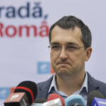 Voiculescu îl acuză pe Cîţu nu a mai dat bani Ministerului Sănătăţii pentru plata personalului din centrele de vaccinare din luna mai. Premierul explică