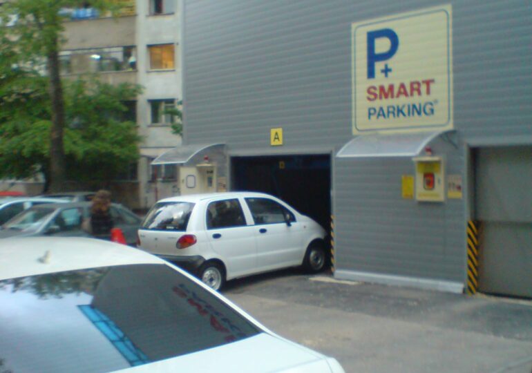 Ciucu scumpeşte locurile de parcare smart. Joi se votează taxa nouă, de 130 de lei pe lună