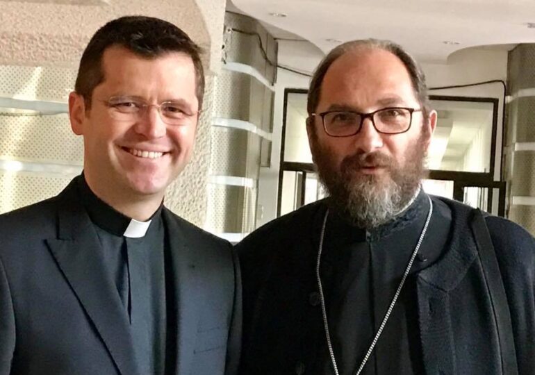 Preotul Francisc Doboș și părintele Necula apar în noul spot pro-vaccinare. CNA spune că e făcut ”la corazon”, dar nu-i convinge pe sceptici